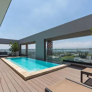 Modern Luxury With Rooftop Pool & Gym Apartment